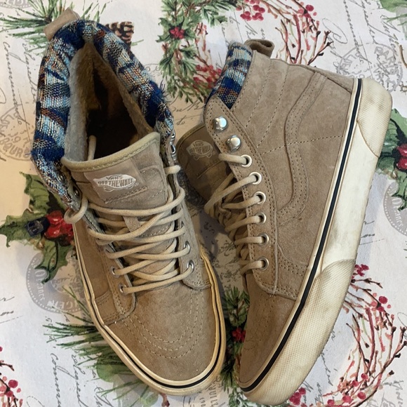🛹VANS🛹 Unisex sk8 - Fur Lined Suede High Tops. Men’s 6.5, Women’s 8 - Picture 3 of 8